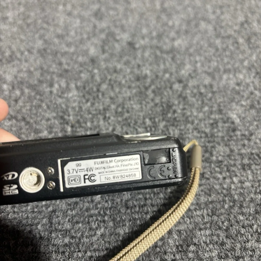Fujifilm Finepix J10 PARTS ONLY *Screen Damage* Read Description